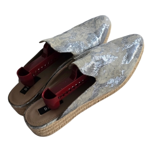 Dkny Slip On Mules Flat Women Sz 9 Metallic Tan Covered Pointed Toe Comfort - Picture 1 of 15